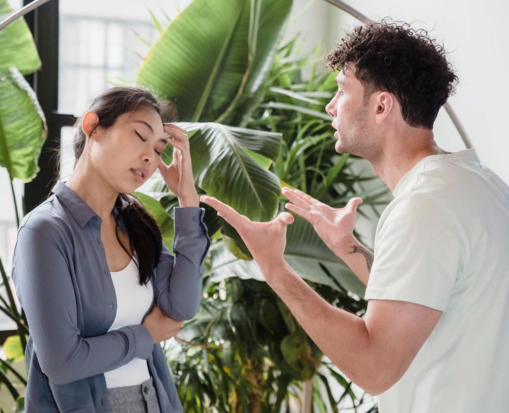 Les tue-l’amour dans le couple : les comportements qui détruisent l’intimité sans qu’on s’en rende compte