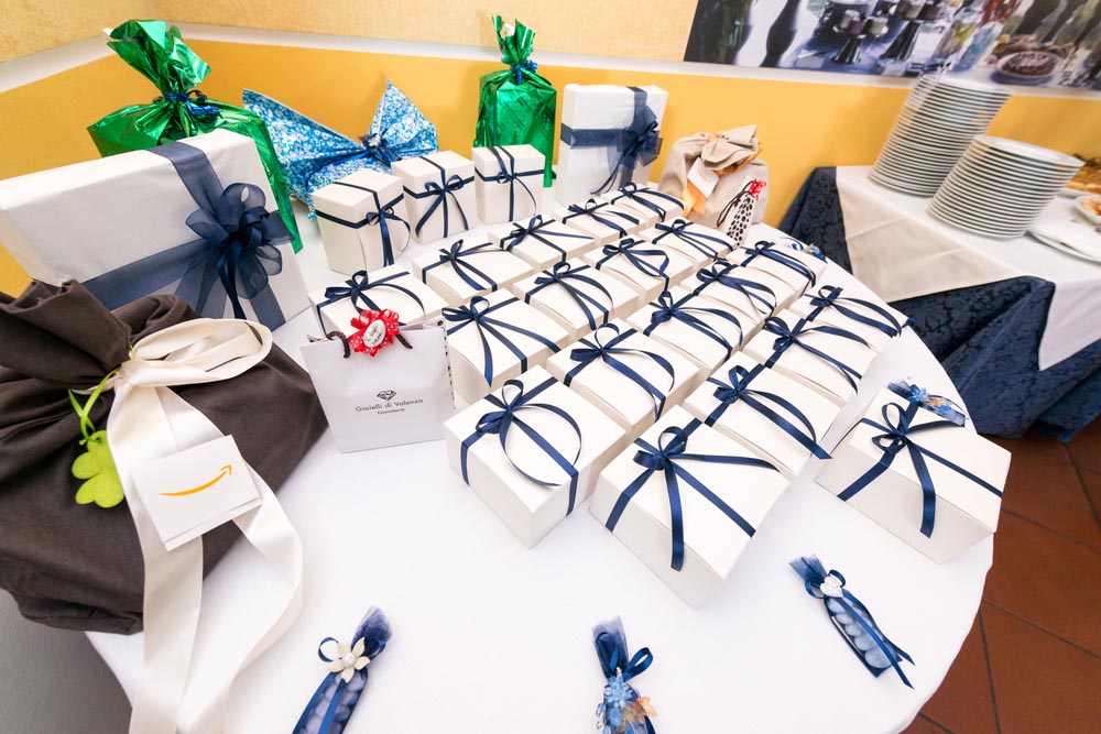 Combien de dragées par invité ? Amande ou chocolat ? Contenants, alternatives, budget : le guide 2026 pour réussir vos dragées de mariage.