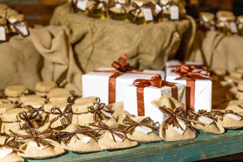 Combien de dragées par invité ? Amande ou chocolat ? Contenants, alternatives, budget : le guide 2026 pour réussir vos dragées de mariage.