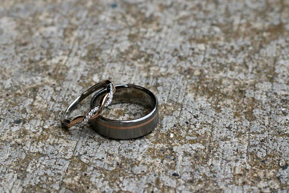 Découvrez comment organiser une cérémonie celtique de mariage inoubliable. Rituels du Handfasting, lieux, tenues et budget pour une union nature et authentique.