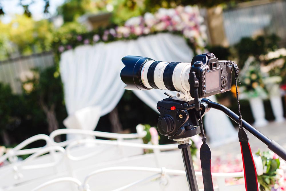 Vous hésitez à engager un vidéaste ? Découvrez pourquoi c'est essentiel, comment bien le choisir, le budget à prévoir et les secrets pour réussir votre film de mariage.