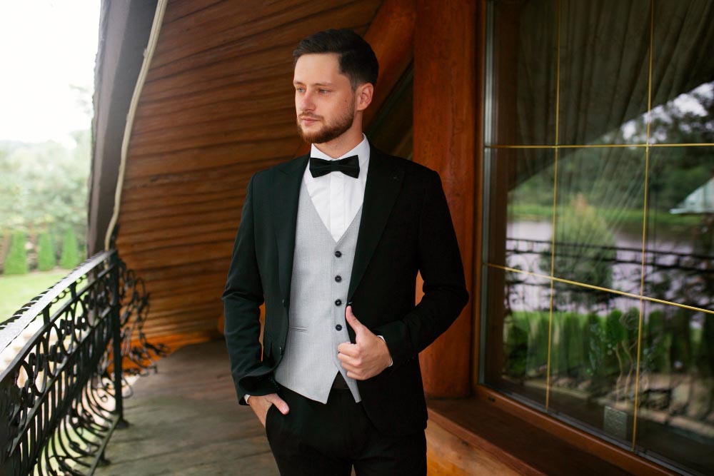 Smoking ou costume pour votre mariage en 2026 ? Découvrez les tendances, les conseils, comment choisir selon votre style + un quiz fun pour trouver la tenue parfaite.