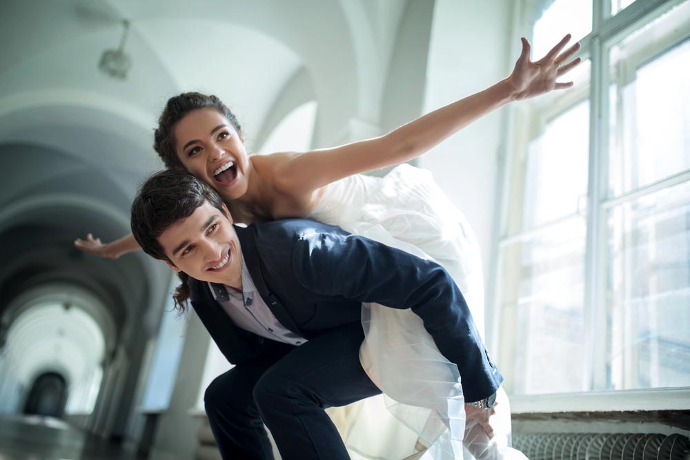 Smoking ou costume pour le marié ? Le guide 2026 pour choisir la tenue parfaite (+ Quiz fun !)