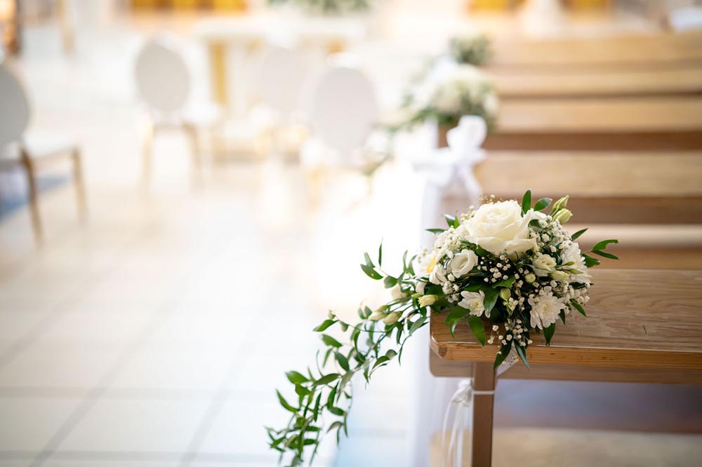 Comment décorer les bancs de cérémonie de mariage ? 25 idées élégantes selon votre style et votre budget