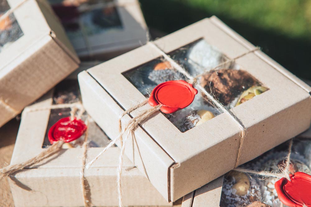 Quel cadeau offrir à ses témoins de mariage ? Les attentions qui marquent vraiment vos proches