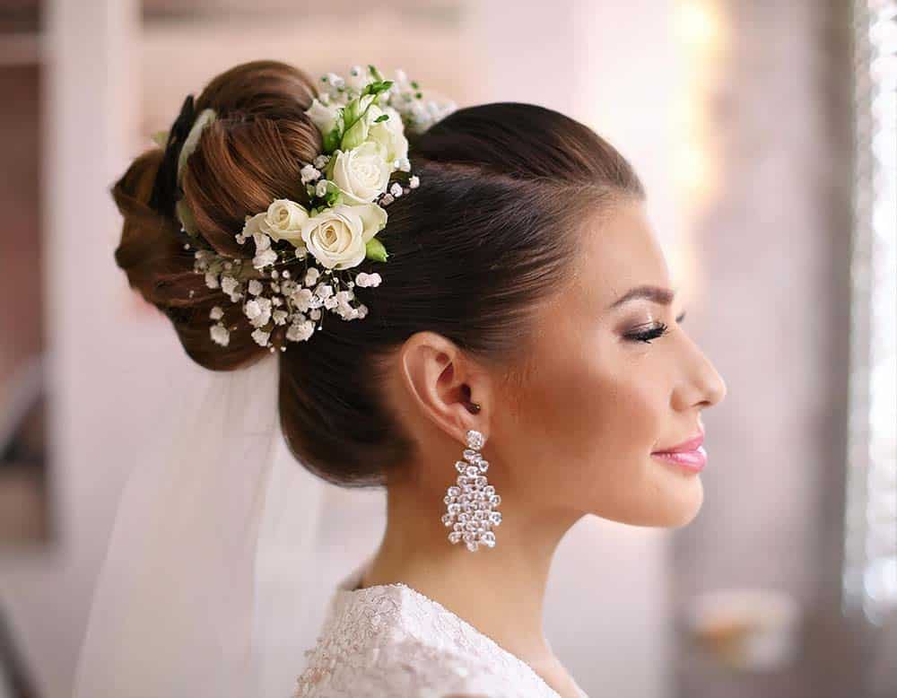 Découvrez les astuces pour réussir votre coiffure de mariage, du choix du chignon au timing idéal.