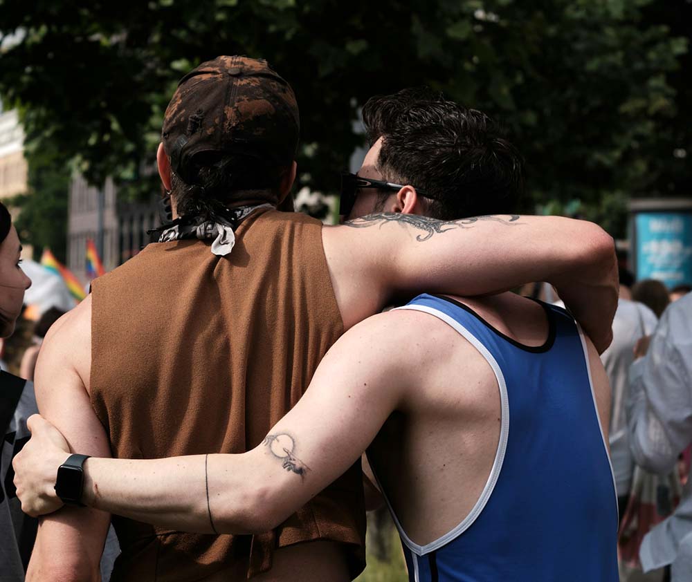 Doute, malaise, questions sur votre couple ? Signes à connaître, différences entre attirance et orientation, et quiz pour mieux comprendre la situation sans paniquer.