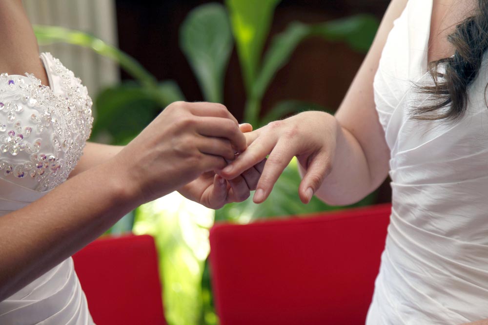 "Depuis 2013, les couples de même sexe peuvent se marier en France avec les mêmes droits