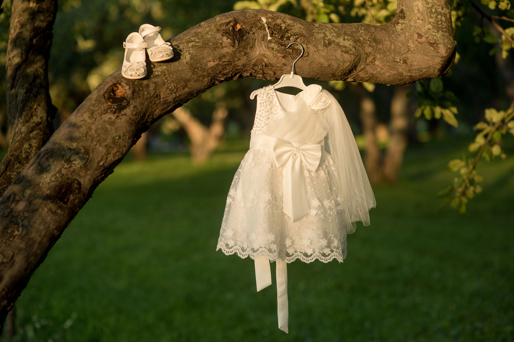 Quelle tenue de cérémonie choisir pour sa fille ? Guide complet 2026
